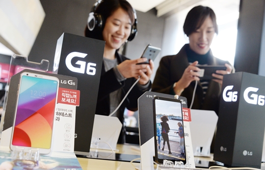 LG 야심작 ‘G6’ 인기 폭발, ‘대박폰’ 대열에 오르나