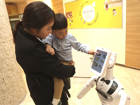 롯데백화점, 업계 최초 로봇 쇼핑 도우미 ‘엘봇’ 도입