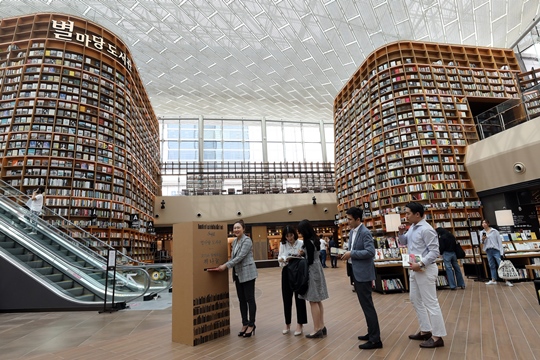 스타필드 코엑스몰, ‘별마당 도서관’ 오픈…열린 문화 공간 선보여