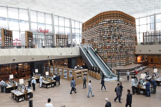 스타필드 코엑스몰 “별마당 도서관, 국내 도서 기부문화 새 장 열어”
