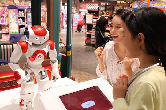이마트, 쇼핑도우미 ‘AI 휴머노이드’ 로봇 첫 선