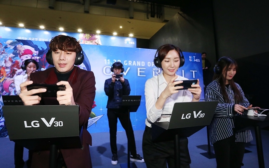 LG V30, ‘지스타 2017’서 모바일 게이머 사로잡았다