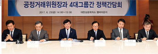 ‘숨 가쁜 9개월’…김상조 공정거래위원장이 만난 사람들