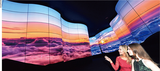 중국 공세에 LCD 내준 한국, ‘최후 보루’ OLED를 지켜라