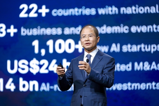 에릭 쉬 화웨이 CEO “AI 기술 회사로 변신할 것”
