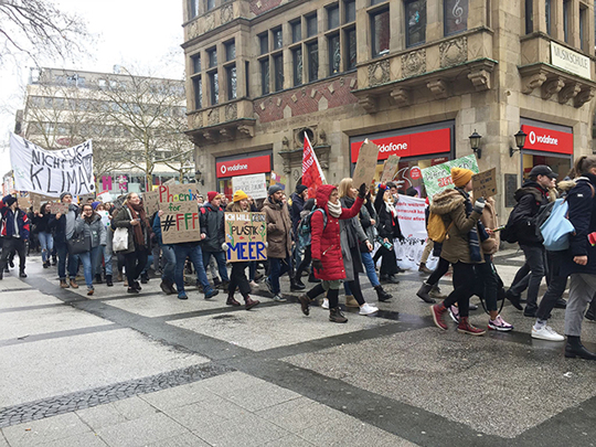 독일 10대 젊은 기후 운동가들, 수업 ‘빼먹고’ 거리로 쏟아져 나오다